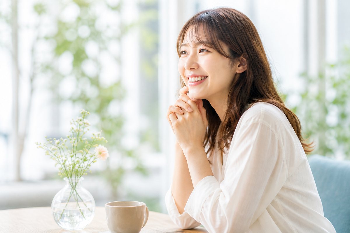 透明な装置で目立たず、日常生活を変えない治療